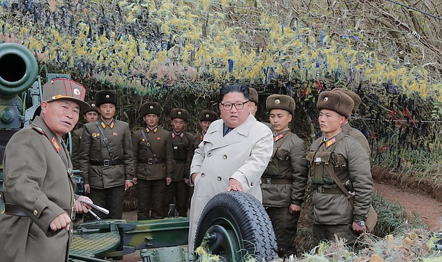 کیم جونگ اون، رهبر کره شمالی، در جدیدترین شو تبلیغاتی خود در محاصره گروهی از سربازان زن گریان در جریان دیدارش از یک پست نگهبانی ارتش در نقاط دوردست کشور به تصویر کشیده شده است.