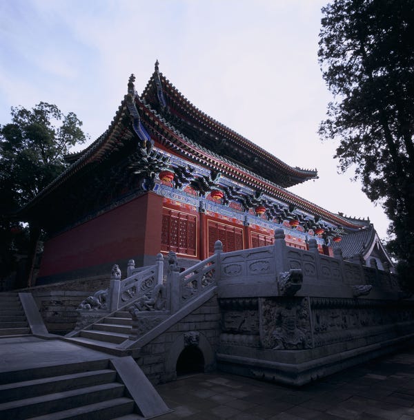  از زمانی که در سال 495 بعد از میلاد مسیح تاسیس شد، «معبد شائولین» (Shaolin Temple)، خانه اول کونگ فو، آیین بودایی و مکتب ذِن، همواره مورد تهدید و حمله قرار گرفته و چندین بار تقریباً به طور کامل ویران شده است.