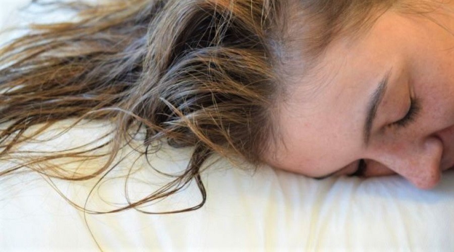 آیا خوابیدن با موهای خیس واقعاً ضرر دارد؟