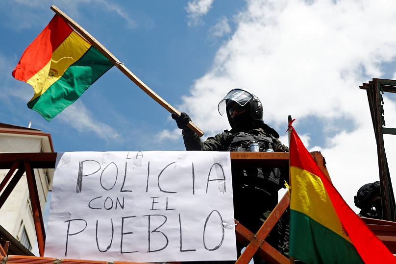 اوو مورالس روز یکشنبه هفته اخیر بعد از فشار مخالفان- که وی آن را کودتا علیه خودش می داند و مخالفان آن را بازگشت دموکراسی به کشور تلقی می کنند- از مقام خود به عنوان رییس جمهور بولیوی کناره گیری کرد