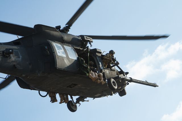 هلیکوپترهایی که در عملیات کشتن ابوبکر البغدادی، رهبر داعش، شرکت کردند از بهترین هلیکوپترهای ارتش ایالات متحده بودند که برای انتقال کماندوهای آمریکایی برای عملیات‌های با ریسک بسیار بالا طراحی شده اند. 