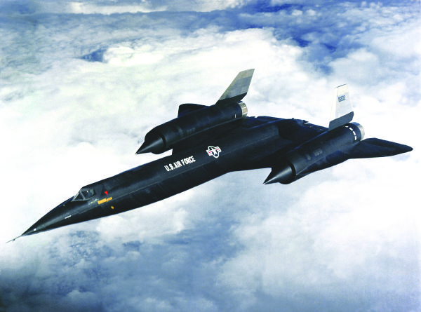 هواپیمای جاسوسی SR-71 Blackbird یا Lockheed SR-71 توسط کمپانی لاکهید مارتین در خفا و در اواخر دهه 1950 طراحی شد، هواپیمایی که می توانست به لبه فضا رفته و حتی از یک موشک نیز پیشی بگیرد.