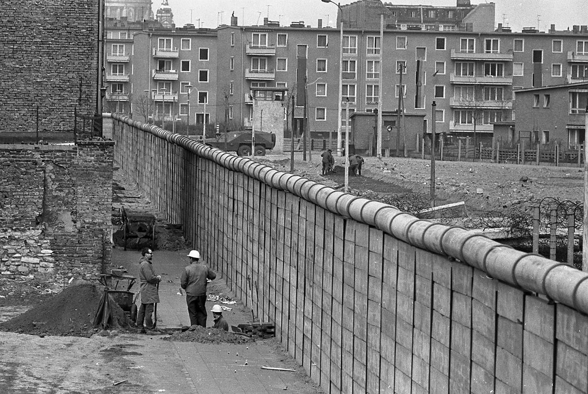 امروز نهم نوامبر مصادف است با سالروز فروپاشی دیوار برلین، دیواری که به مدت نزدیک به 30 سال شهر برلین را به دو بخش غربی و شرقی تقسیم کرده بود 