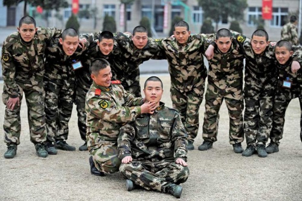 با حضور حدود 2 میلیون پرسنل در نیروهای نظامی چین، شاید فکر کنید که داستان تنها یک شخص که نتوانسته سختی ها و مشقات زندگی نظامی در این کشور را تاب بیاورد مورد توجه قرار نمی گیرد.