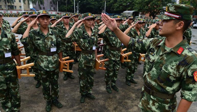با حضور حدود 2 میلیون پرسنل در نیروهای نظامی چین، شاید فکر کنید که داستان تنها یک شخص که نتوانسته سختی ها و مشقات زندگی نظامی در این کشور را تاب بیاورد مورد توجه قرار نمی گیرد.