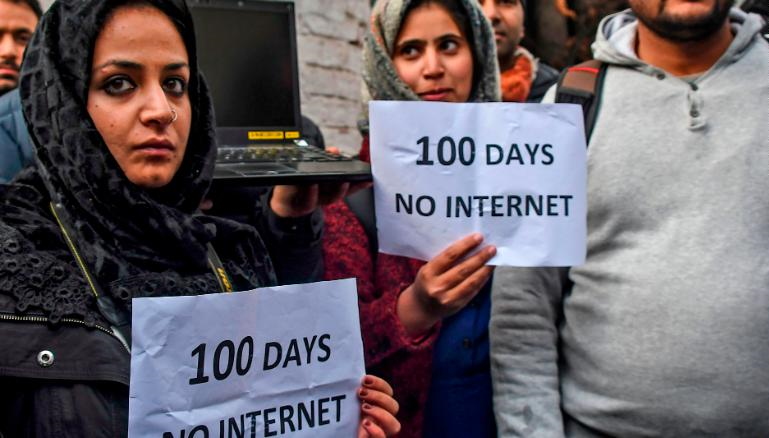 قطع اینترنت در بخش هندی کشمیر پس از آن رخ داد که نیروهای نظامی این کشور بدنبال لغو خودمختاری این منطقه در زمینه قانونگذاری به این بخش از کشور اعزام شدند.