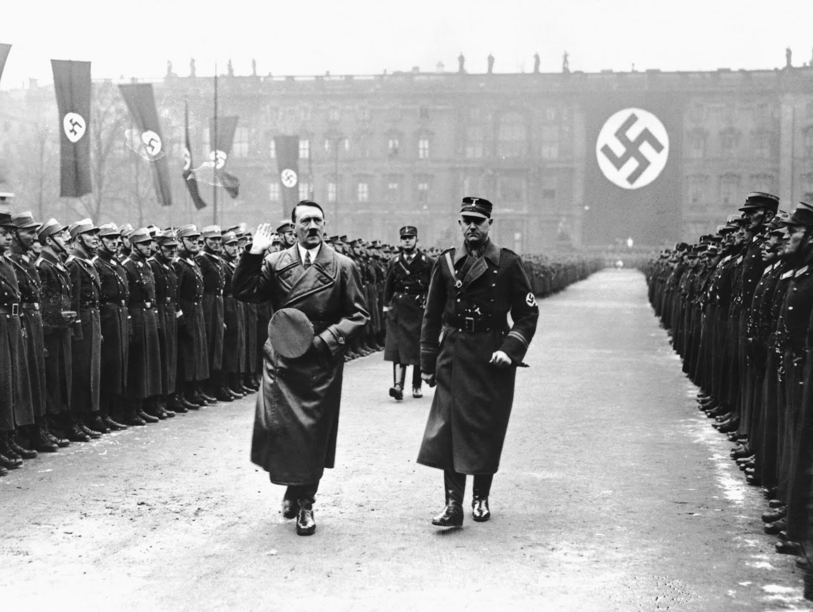 جنگ جهانی دوم با حمله هیتلر به لهستان در اول سپتامبر 1939 آغاز شد و پس از آن بود که کشورهای فرانسه و بریتانیا به آلمان اعلان جنگ دادند.