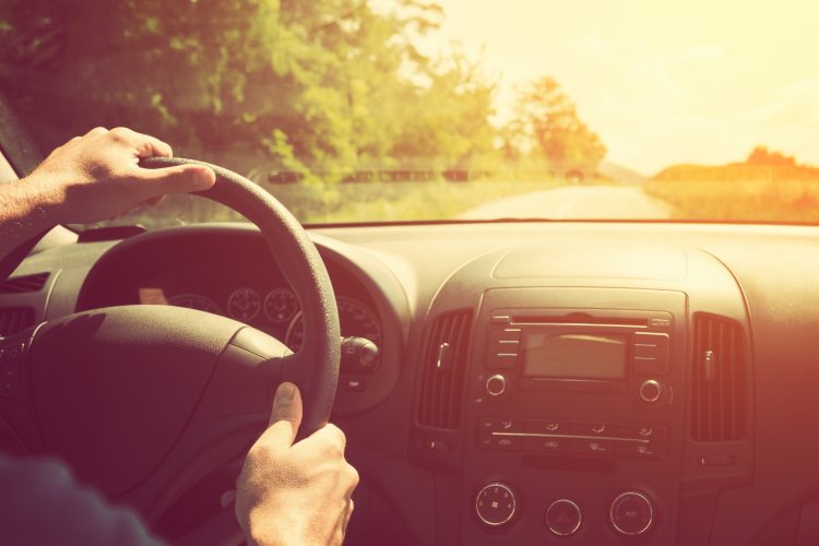 علم در مورد بهترین شیوه گرفتن فرمان برای رانندگان یک دست و دو دست چه می‌گوید؟