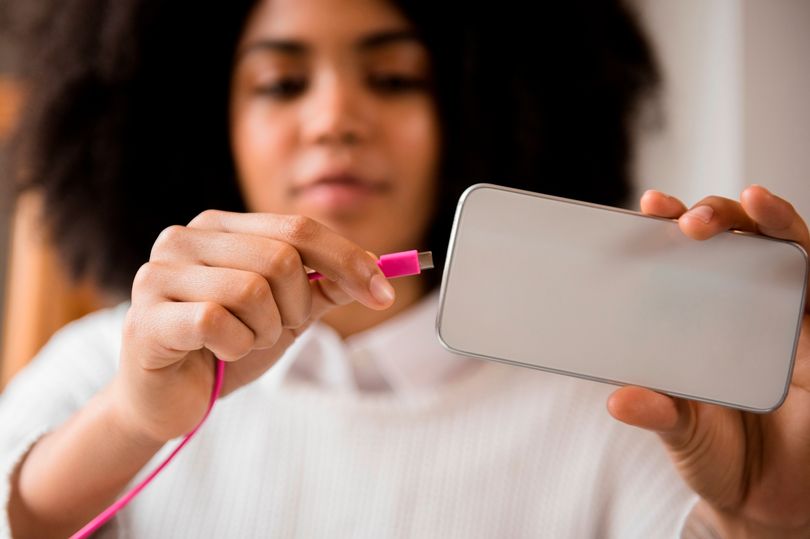 دوست نداریم حامل خبرهای بد باشیم اما با عادات خاصی که در زمینه شارژ کردن گوشی همراه هوشمند خود دارید ممکن است باعث کاهش عمر مفید باتری آن شوید.