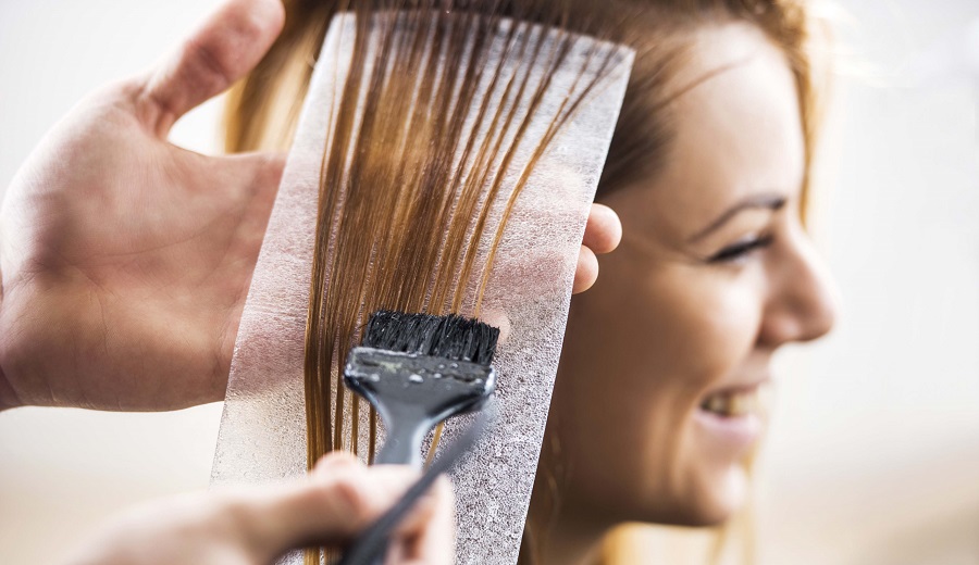 استفاده از رنگ مو و مواد صاف کننده مو ریسک ابتلا به سرطان پستان را بالا می برد