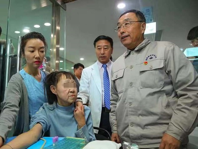 یک دختر 15 ساله چینی که به خاطر ابتلا یک بیماری نادر، چند دهه مسن تر از سن واقعی اش به نظر می رسید، طی یک جراحی زیبایی تاریخ ساز ظاهر جدیدی پیدا کرده است.