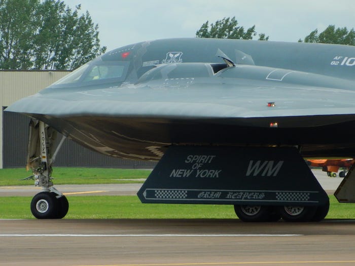 با طراحی شبیه «بال پرنده» خود که آن را برای رادارها تقریباً غیرقابل رویت می سازد، بمب افکن B-2 Spirit گران قیمت ترین هواپیمای نظامی جهان نیز به شمار می آید.