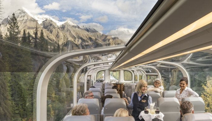 قطار شیشه ای Rocky Mountaineer مسافران خود را از تورنتو در شرق کانادا به ونکوور در غرب این کشور می برد و در این مسیر از کوهستان های راکی می گذرئد.