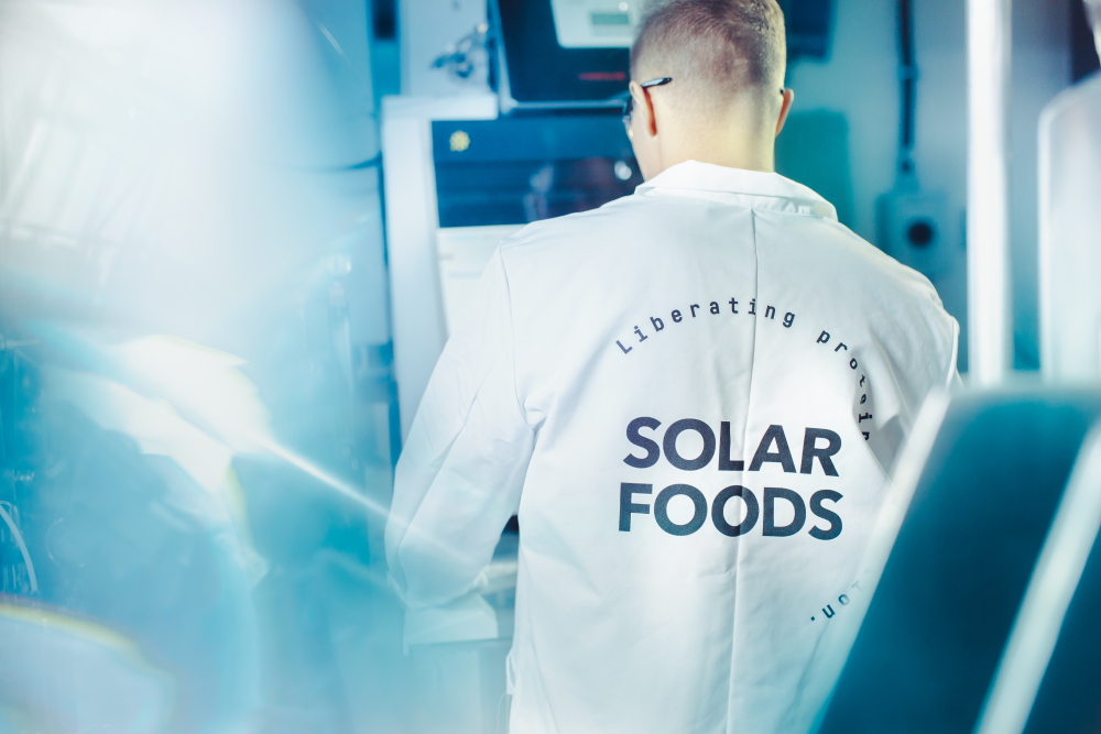 در مرکز تحقیقاتی Solar Foods، محققان در حال توسعه یک منبع جدید از پروتئین به نام «سولین» (Solein) هستند که همانند دیگر مکمل های پروتئینی هیچ مزه خاصی ندارد.