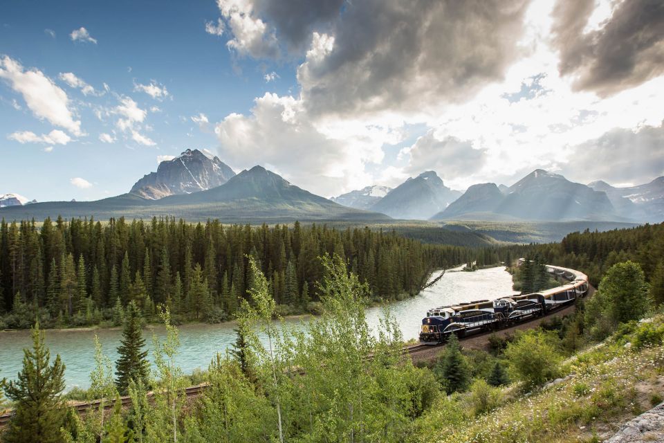 قطار شیشه ای Rocky Mountaineer مسافران خود را از تورنتو در شرق کانادا به ونکوور در غرب این کشور می برد و در این مسیر از کوهستان های راکی می گذرئد.