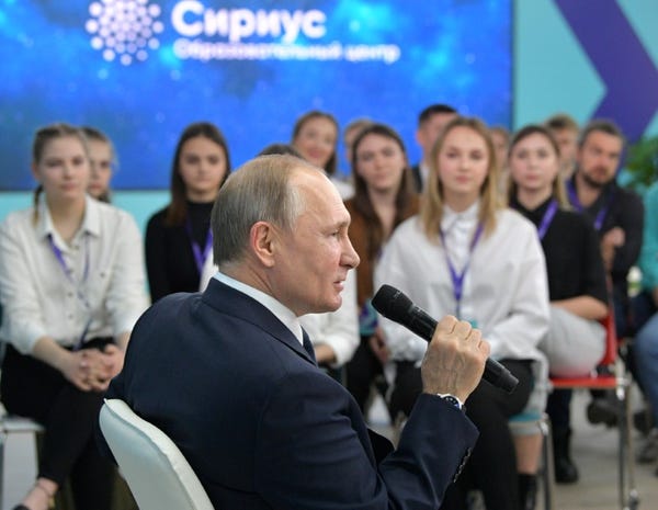 ولادیمیر پوتین ، رییس جمهور روسیه، در ماه های اخیر تغییرات گسترده و بی سابقه ای را در دولت خود ایجاد کرده و به وضوح برای آینده سیاسی خود برنامه ریزی می کند.