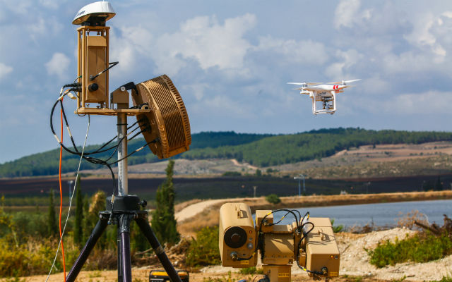 سلاح لیزری ضد پهپادی موسوم به «Drone Dome» از کمپانی نظامی Rafael یک سیستم لیزری است که پهپادها را در همه سایزها شناسایی و با امواج لیزر می سوزاند.