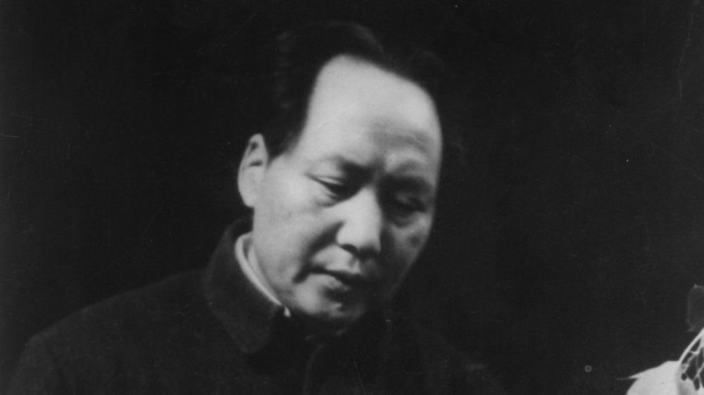 مائو زدونگ، بنیانگذار و اولین رهبر چین کمونیست، یکی از شخصیت های بحث برانگیز تاریخ است که موافقان و مخالفان او در موردش توافق ندارند.