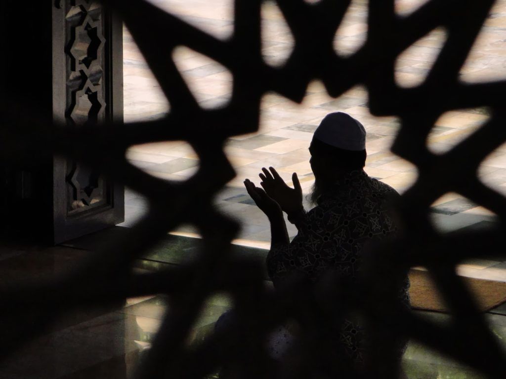 نماز وحشت چگونه خوانده می شود؟