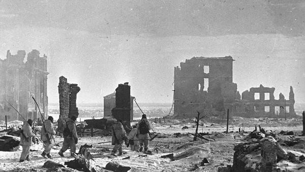 در نهایت هیتلر طی عملیاتی بزرگ به نام بارباروسا به خاک شوروی حمله کرد و بسیاری بر این باورند که اگر این حمله رخ نمی داد آلمان بازنده جنگ جهانی دوم نمی شد.