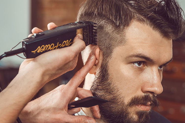 چگونه در خانه موهای خود را اصلاح کنیم؟ ۷ گام ساده برای خودآرایشگری مردان