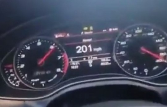 رانندگی راننده آئودی با سرعت ۳۲۳.۵ کیلومتر بر ساعت در بریتانیا + ویدیو