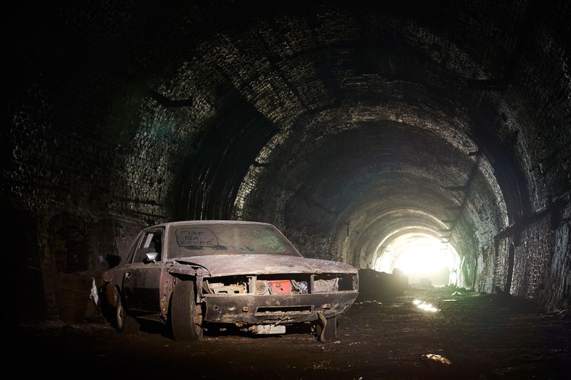 نابودی کلکسیون کمیاب خودروهای کلاسیک در ریزش تونل قطار در بندر لیورپول