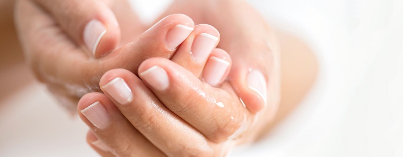 رفع خشکی پوست دست