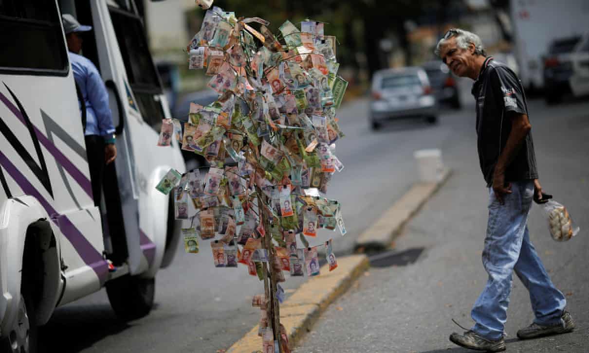 ابر تورم در ونزوئلا به روایت تصویر: حقوق ماهانه در برابر فاکتور خریدهای اساسی روزانه