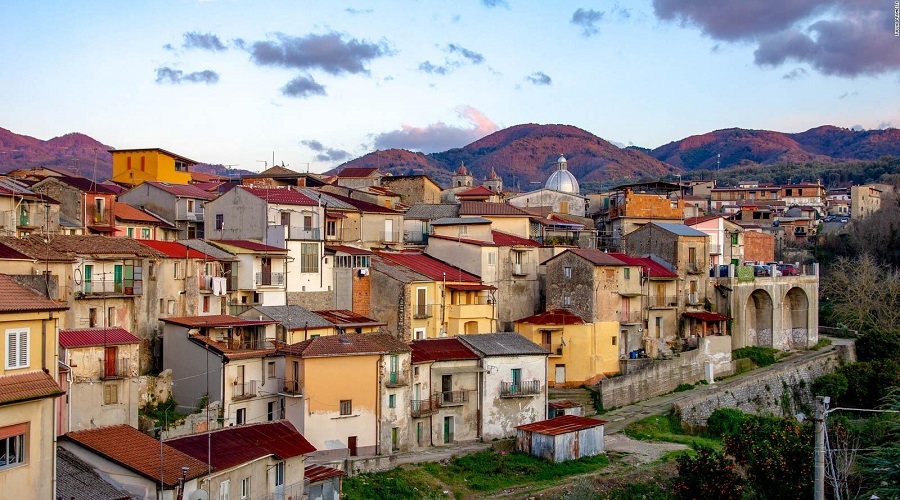روستای عاری از کرونای ایتالیا خانه هایش را یک یورو می فروشد