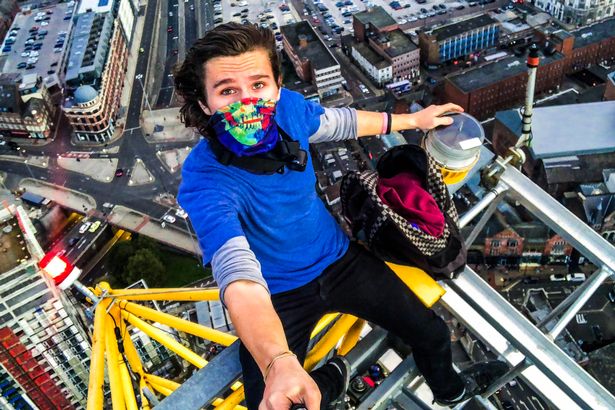 سلفی گرفتن نوجوان بی باک در ارتفاع ۱۵۵ متری پلی در اسکاتلند + ویدیو