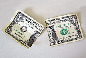 پاره کردن دلار در برنامه زنده شبکه خبر و واکنش کاربران شبکه‌های اجتماعی + ویدیو