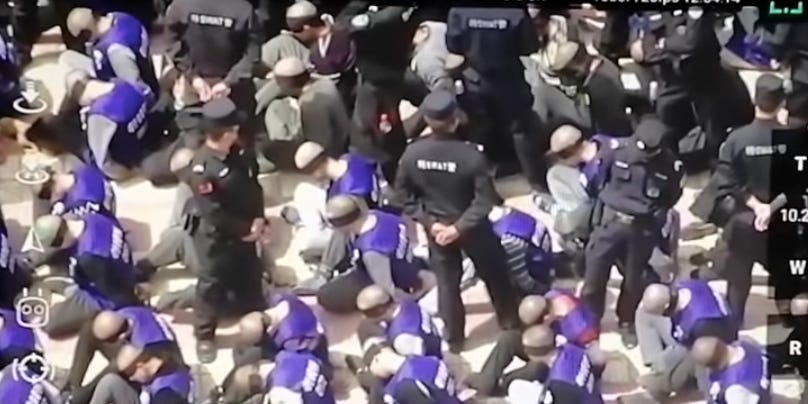 تصاویر تکان دهنده از وضعیت مسلمانان اویغور در مراکز بازپروری چین + ویدیو