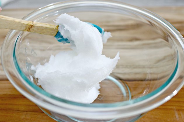 تهیه خمیردندان خانگی سفید کننده و طبیعی با رایجه نعنا برای روشن کردن رنگ دندان