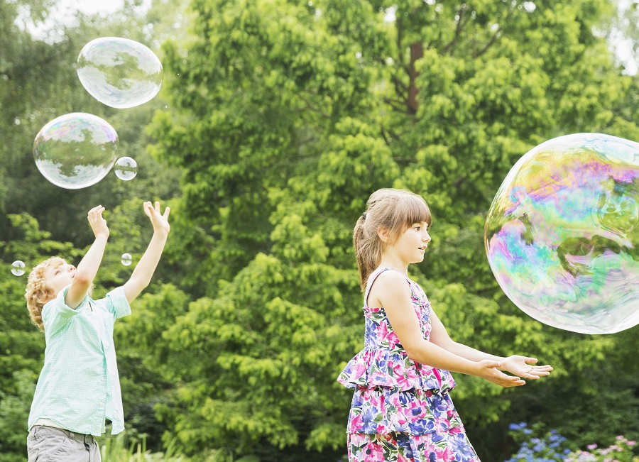 ایستگاه حباب بازی ؛ یک سرگرمی تابستانه ارزان و شاد برای بچه ها