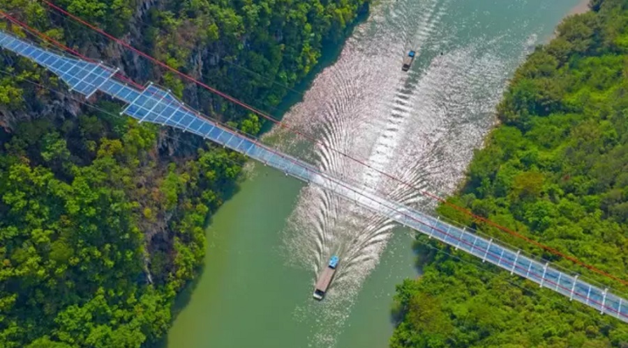 افتتاح طولانی ترین پل شیشه ای دنیا در چین + ویدئو