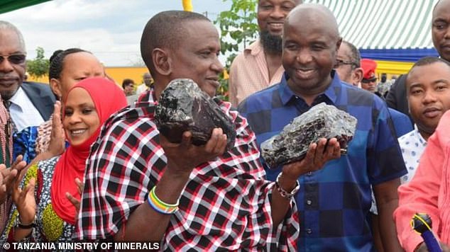 مرد خوش شانس تانزانیایی یک سنگ گرانقیمت دیگر پیدا کرد