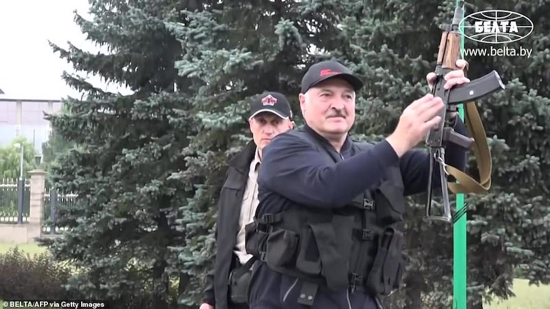 رئیس جمهور بلاروس با کلاشینکف و جلیقه ضد گلوله مقابل معترضان ظاهر شد