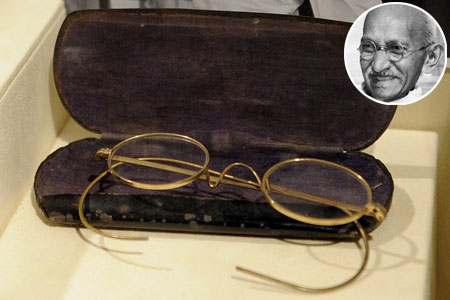 عینک مهاتما گاندی در یک حراجی به قیمت بیش از ۱۹,۰۰۰ دلار به حراج گذاشته می‌شود