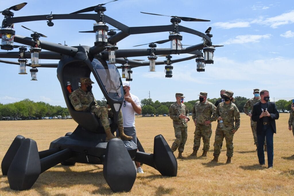 ماشین پرنده که Hexa نام داشته و توسط یک کمپانی مستقر در تگزاس به نام  LIFT Aircraft طراحی و ساخته شده بسیار سبک بوده، تنها 432 پوند (196 کیلوگرم) داشته و با 12 روتور مستقل به پرواز در می آید.