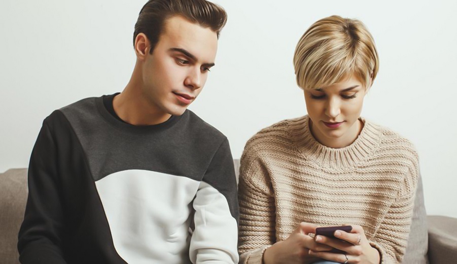 چرا بعضی ها تلفن همراه شریک عاطفی شان را چک می کنند؟
