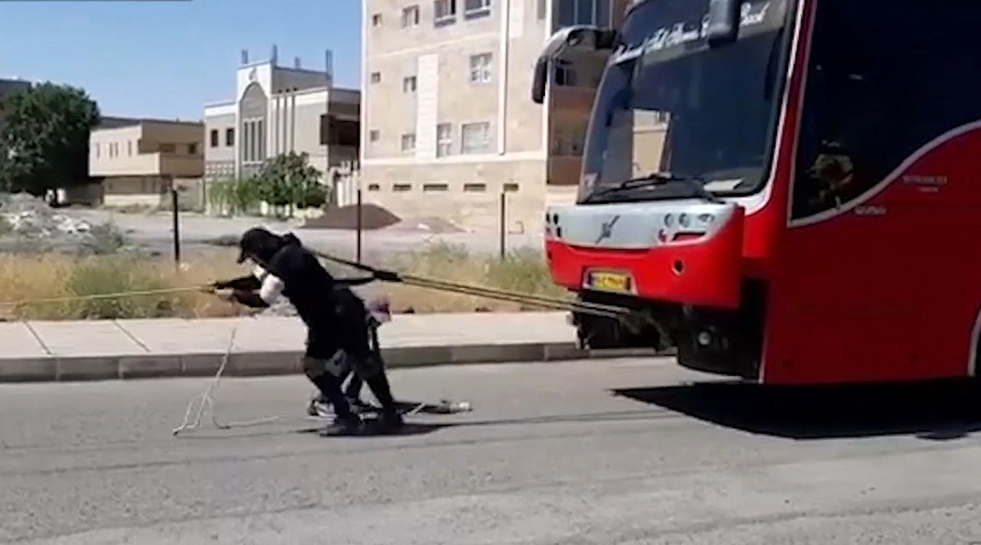 کشیدن اتوبوس ۱۸ تنی توسط بانوی سیرجانی + ویدئو