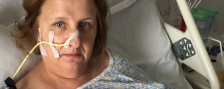 زنی که به خاطر بریدگی کوچک با کاغذ چهار دست و پایش را از دست داد