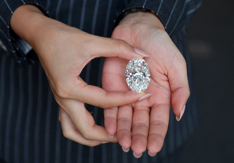 یکی از نادرترین الماس‌های جهان با وزن 102 قیراط بزودی در هنگ کنگ به حراج گذاشته خواهد شد و انتظار می رود بین 11 تا 33 میلیون فروخته شود.