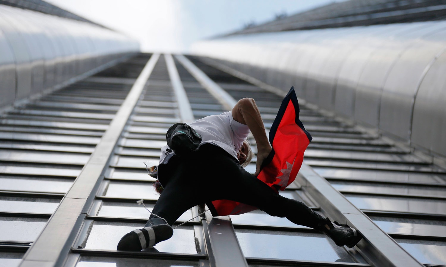 صعود متهورانه به بلندترین آسمانخراش مرکز پاریس با دست خالی + ویدیو