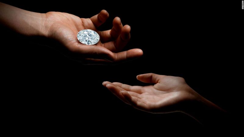 یکی از نادرترین الماس‌های جهان با وزن 102 قیراط بزودی در هنگ کنگ به حراج گذاشته خواهد شد و انتظار می رود بین 11 تا 33 میلیون فروخته شود.