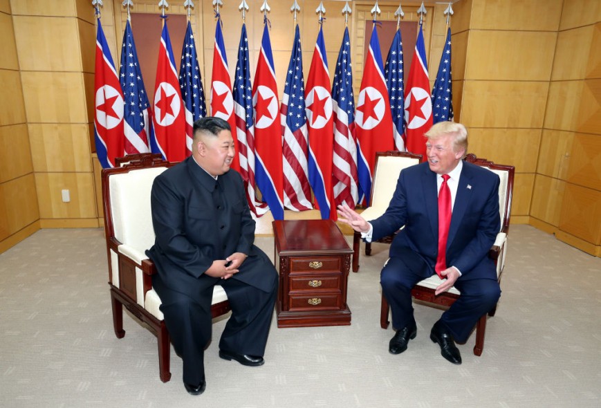 سارا هاکبی سندرز مشاور رسانه ای سابق کاخ سفید می گوید که در جریان دیدار بین رهبر کره شمالی و دونالد ترامپ در سال 2018 کیم به او چشمک زده است.