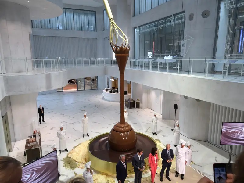 بزرگترین آبشار شکلاتی جهان در فروشگاه برند لیندت رونمایی شد