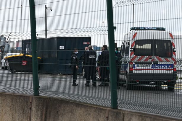 چهار نفر ایرانی از جمله دو کودک به دنبال واژگون شدن قایق پناهجویان در سواحل فرانسه و در نزدیکی کانال مانش جانشان را از دست دادند.