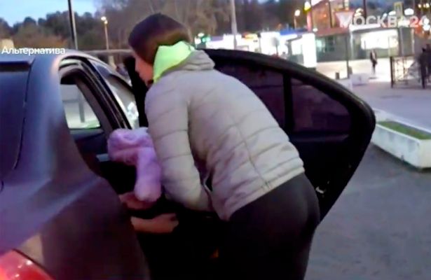 لوییزا گادژیوا 25 ساله در مسکو، روسیه دستگیر شد پس از آنکه نوزاد دختر هفت روزه اش را در بازار سیاه به فروش گذاشت